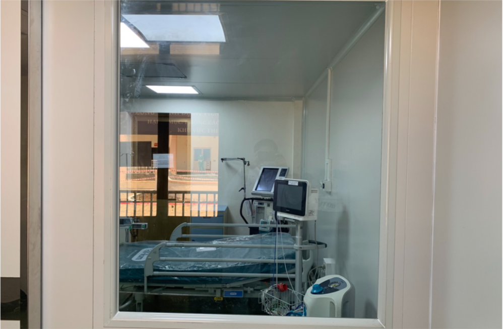 Theo bệnh viện Dã chiến huyện Củ Chi, TPHCM, bệnh viện đã được lắp đặt 3 phòng cách ly áp lực âm, chuyên dùng cách ly cho những bệnh nhân nhiễm COVID-19, hoặc bệnh nhân dương tính lần 1 đang chờ kết quả xét nghiệm COVID-19 lần 2.
