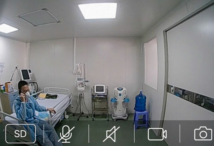 Ở trong phòng cách ly áp lực âm, người bệnh sẽ được giám sát qua màn hình camera, nhân viên của bệnh viện cũng có thể trao đổi với người bệnh qua hệ thống camera.