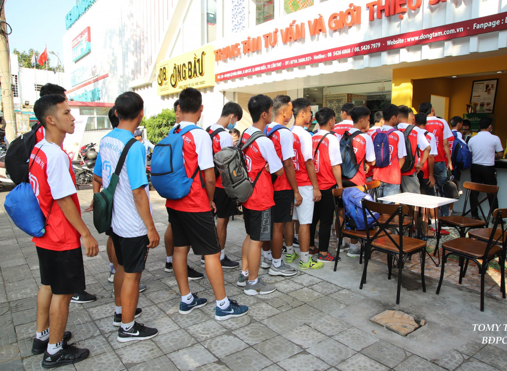 Các cầu thủ trong CLB bóng đá Trường Đại học Cần Thơ xếp hàng chờ mua cà phê Ông Bầu. Ảnh do Nutifood cung cấp