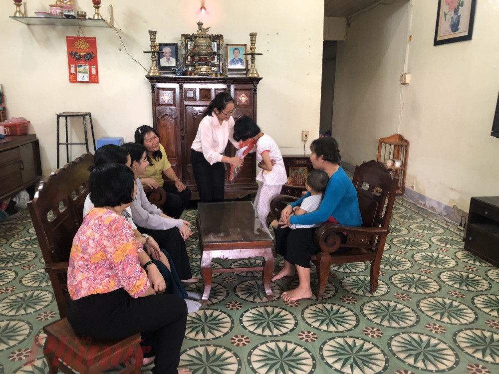 chị Tô Thị Thùy Nhung, 52 tuổi xúc động, cảm ơn khi nhận được bó hoa tươi thắm từ Hội LHPN huyện Hóc Môn trong hoạt động Chia sẻ yêu thương - nhân đôi niềm vui. 