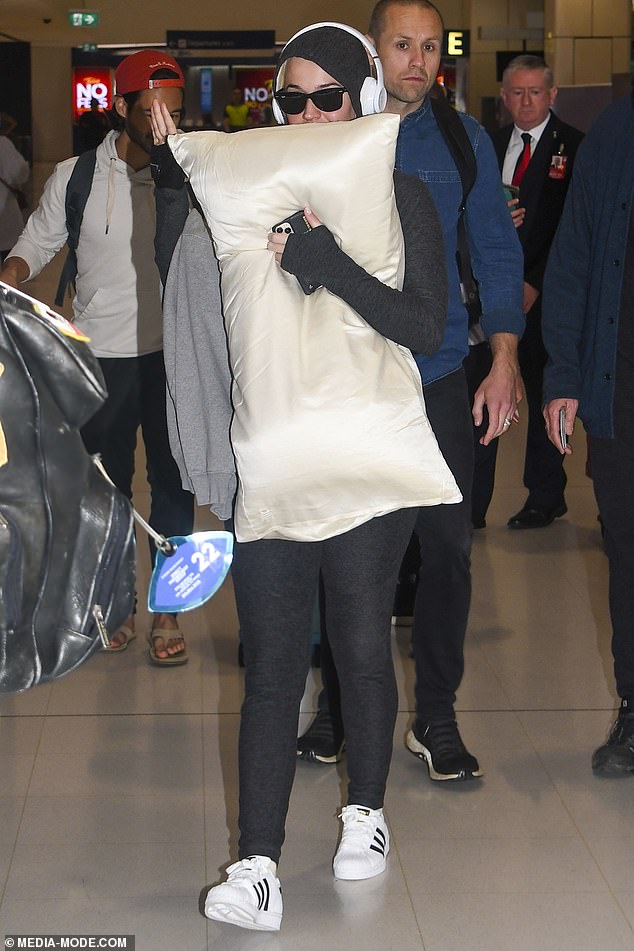 Katy Perry rời Úc với chiếc gối ôm được cô dùng che mặt.