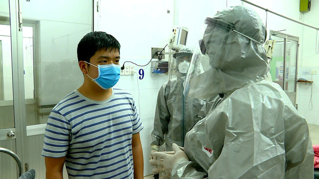 Tại Việt Nam, không chỉ công dân Việt Nam nhiễm bệnh COVID-19 được cách ly, điều trị miễn phí mà cả du khách nước ngoài cũng được miễn phí. Trong ảnh, một bệnh nhân quốc tịch Trung Quốc nhiễm COVID-19 được Bệnh viện Chợ Rẫy điều trị miễn phí và đã xuất viện, về nước.