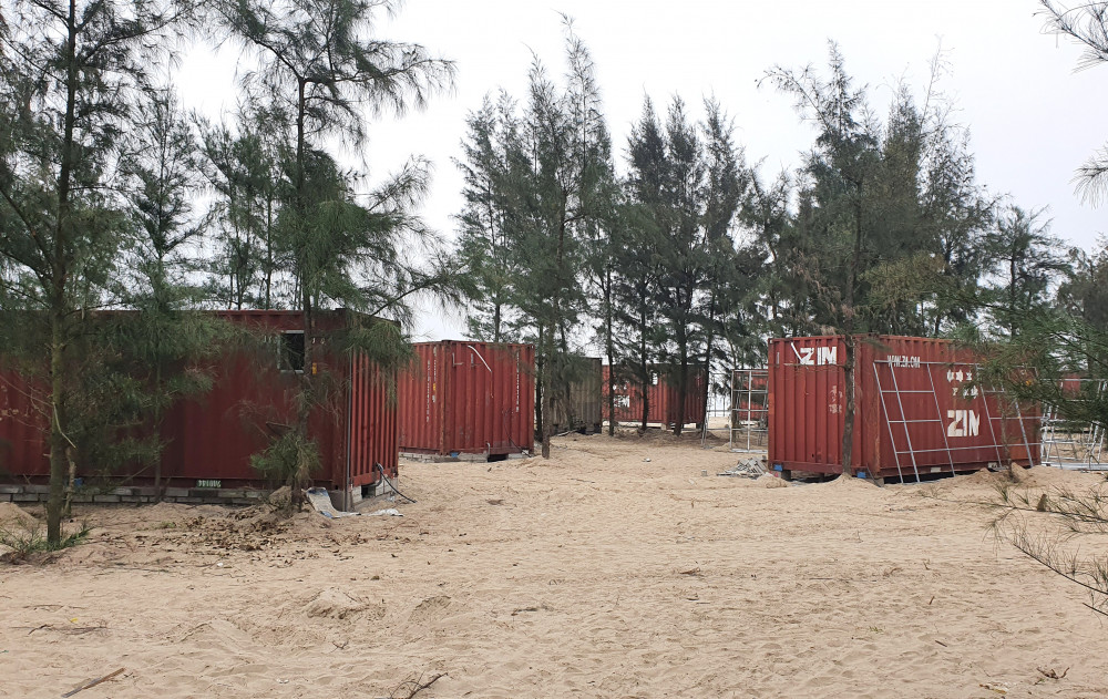 130 phòng nghỉ bằng container đang dần được hoàn thiện trong rừng phòng hộ