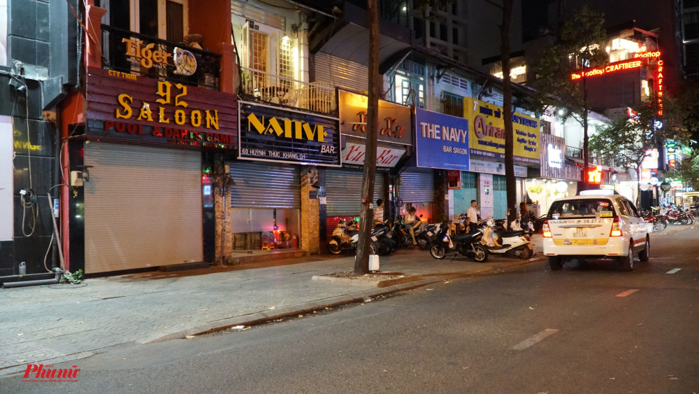 Các cửa hàng trên đường Huỳnh Thúc Kháng cũng đã đóng cửa tạm nghỉ