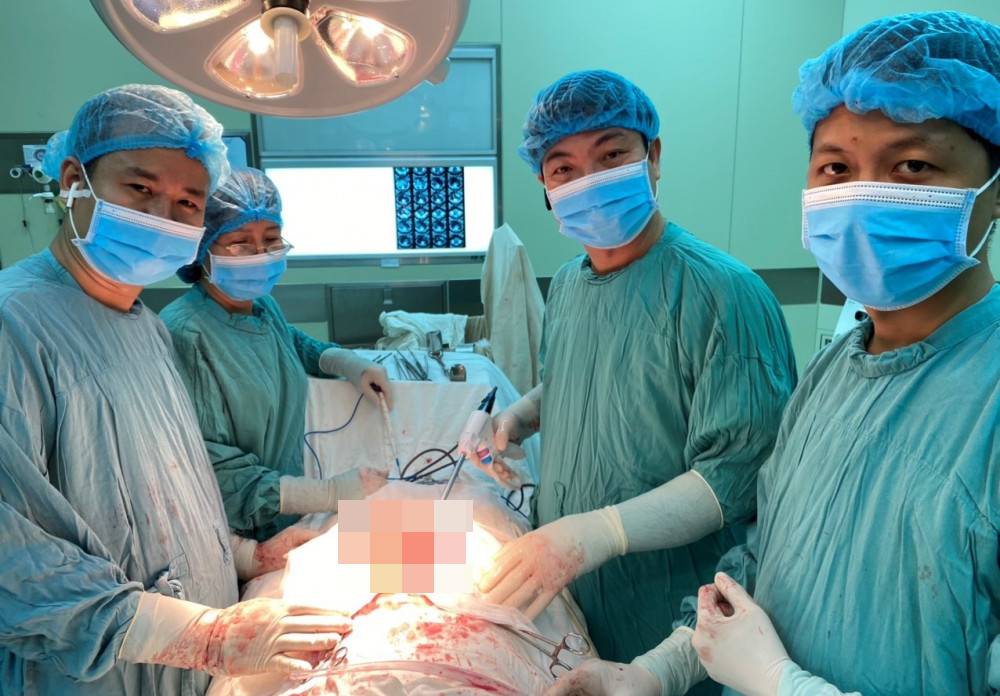 Ê kíp các bác sĩ thực hiện phẫu thuật lấy khối u nặng 9 kg nằm trong ổ bụng của bà Nguyễn Thị K.