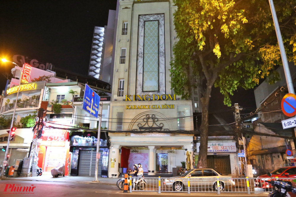Một quán karaoke gia đình nằm trên đường Trần Quang Khải, phường Tân Định, quận 1 đóng cửa, tắt đèn, chỉ có 1 nhân viên bảo vệ đứng phía trước quán
