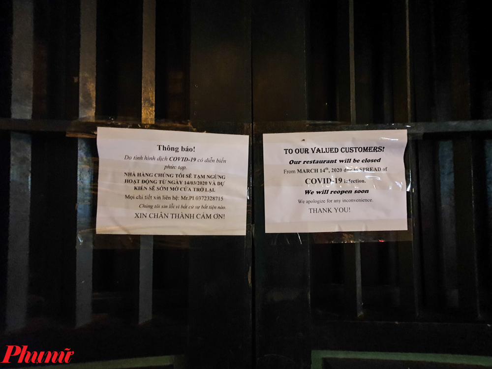 Thông báo tạm dừng hoạt động vì COVID-19 của một quán bia trên phố Tạ Hiện.