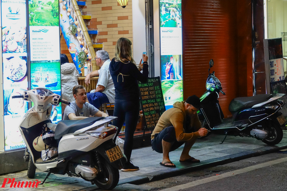 Việc này cũng gây khó cho các vị khách du lịch còn ở Việt Nam. Nhiều người loay hoay không biết tìm chỗ giải trí ở đâu khi tất cả các quán bar, pub trong phố cổ đều đóng cửa.