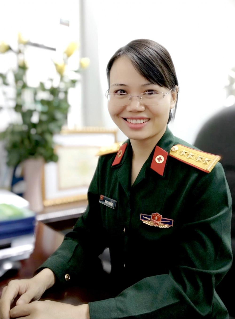 Đại úy - tiến sĩ Đinh Thị Thu Hằng, một trong ba thành viên nòng cốt của nhóm nghiên cứu kit thử SARS-CoV-2