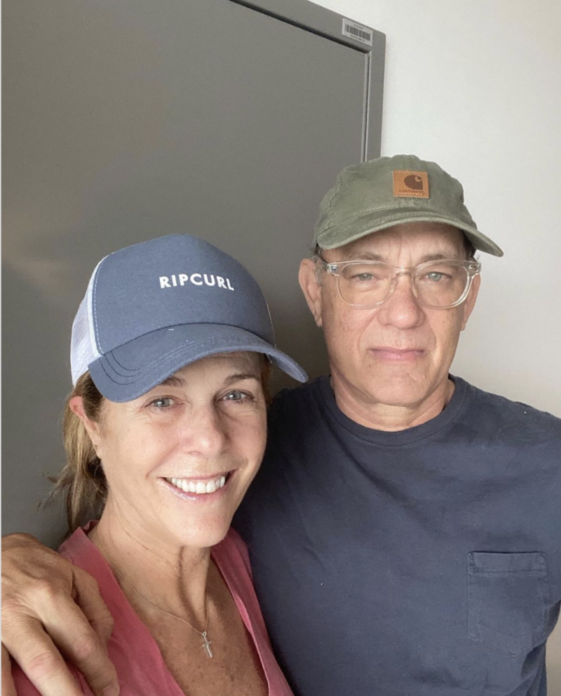 Tom Hanks và vợ tại trung tâm y tế của Úc. 