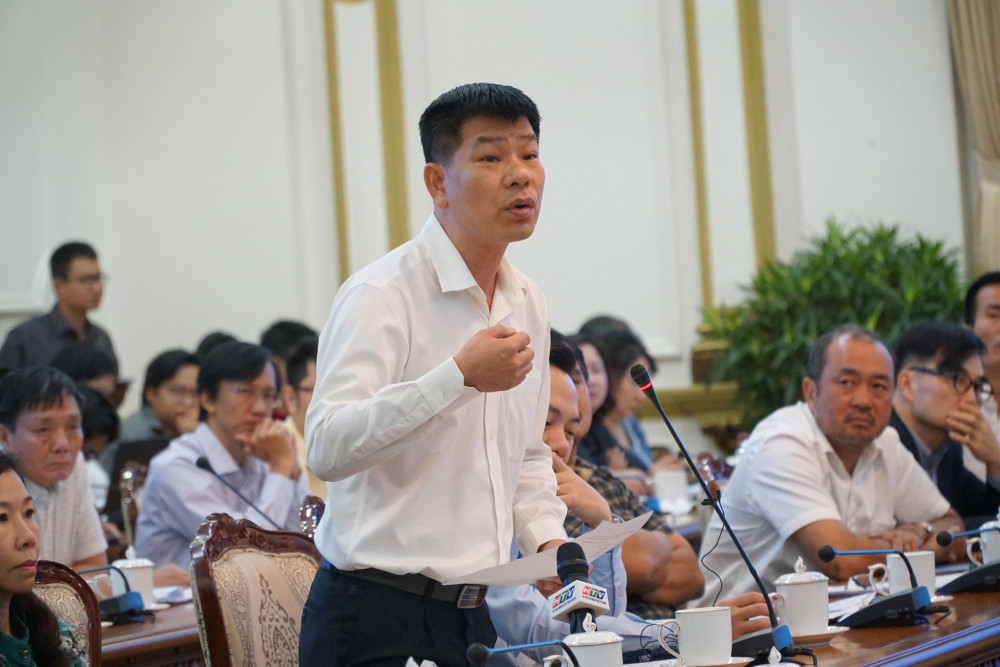 Ông Lê Hữu Nghĩa - Giám đốc Công ty Lê Thành trình bày vướng mắc của dự án với lãnh đạo TP