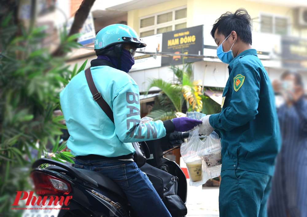 Dân quân tự vệ mua dùm trà sữa cho cư dân bị cách ly tại chung cư Hòa Bình, phường 14, quận 10,TP.HCM