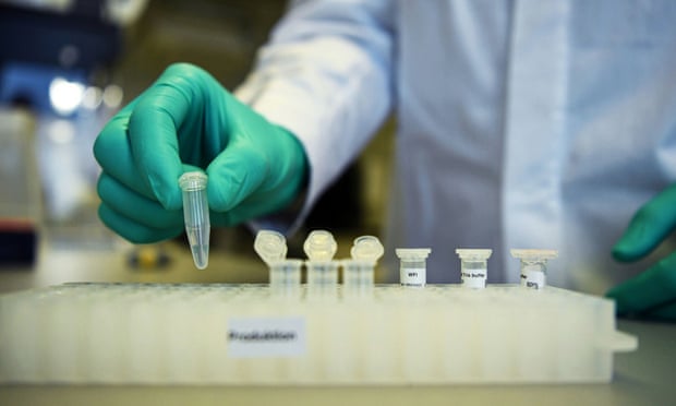 Một nhà nghiên cứu tại công ty dược phẩm sinh học Đức CureVac đang nghiên cứu vắc-xin phòng coronavirus tại phòng thí nghiệm ở Tübingen