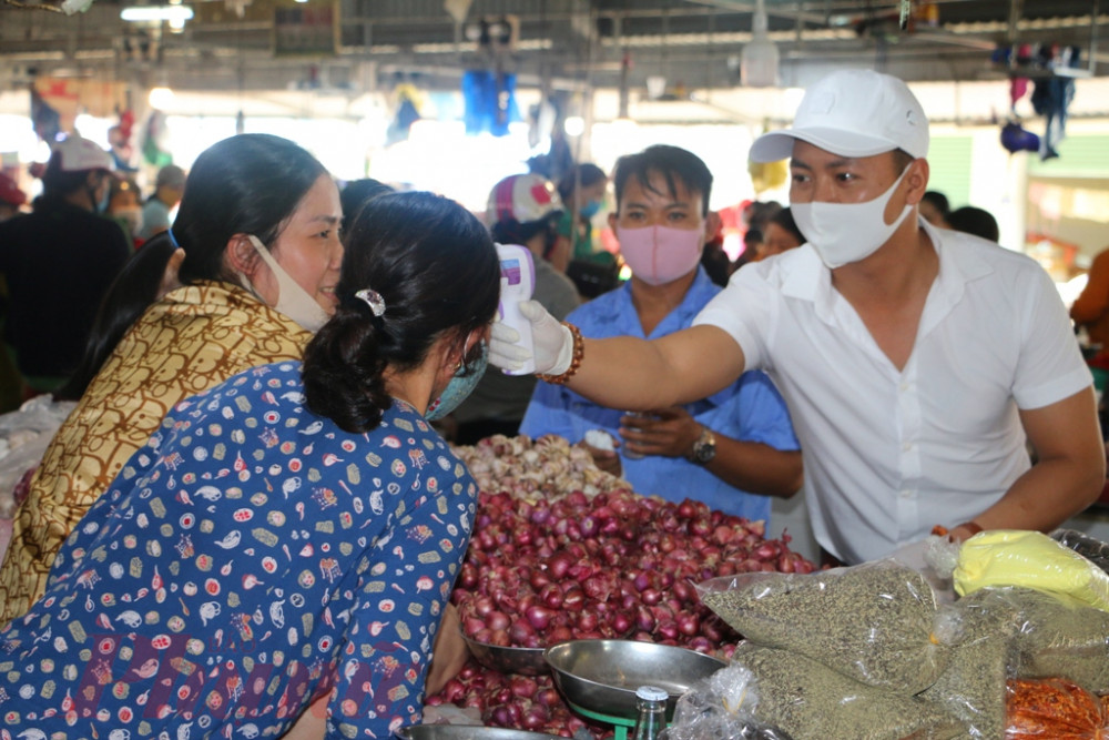 Tại tât cả các quầy hàng, rau củ quả cho đến hàng cá, thịt và thực phẩm điều được nhân viên Y tế của chợ Phú Bài kiểm tra  và thông báo nhiệt độ cơ thể rất chu đáo đến từng chị em tiểu thương đang kinh doanh tại đây