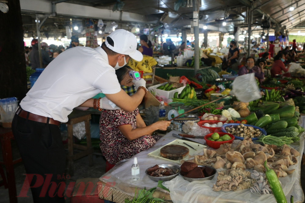 Trong buối sáng có hơn 200 tiểu thương chọ Phú Bài đã được đo thân nhiệt , không có trường hợp nào biểu hiện sốt cao, 