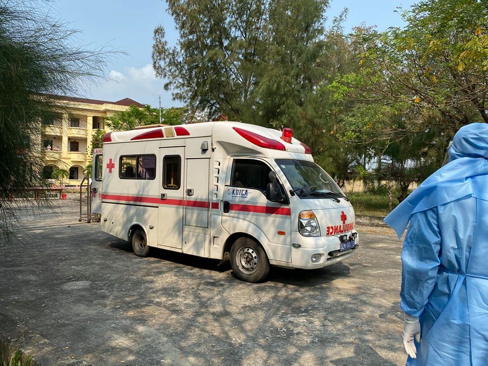 Xe y tế đưa bệnh nhân thứ 57 từ khu cách ly tập trung về Bệnh viện Đa khoa Trung ương đóng ở huyện Núi Thành (Quảng Nam) để điều trị cách ly
