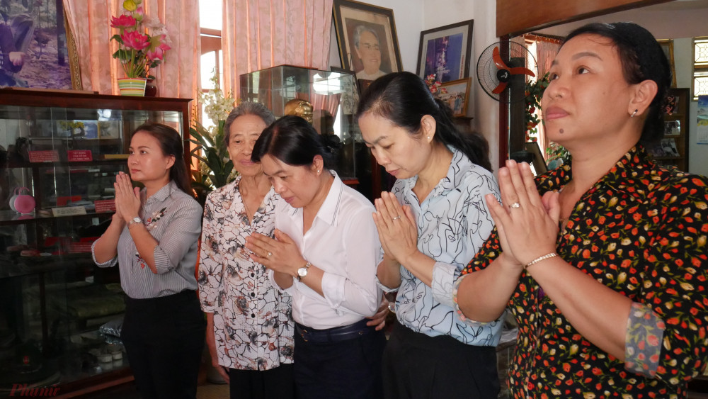 Các chị trong Ban thường vụ Hội LHPN TPHCM đến thắp hương Nữ tướng Nguyễn Thị Định nhân kỷ niệm 100 ngày sinh nữ tướng.