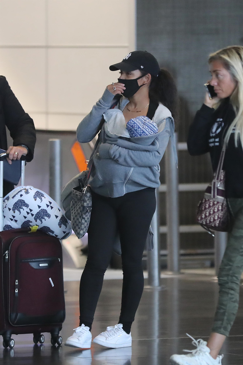 Nữ ca sĩ, diễn viên Christina Milian đeo khẩu trang màu đen đồng điệu với trang phục ra sân bay vào mùa dịch.