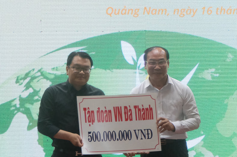 Các doanh nghiệp trên địa bàn Quảng Nam trao tiền ủng hộ công tác phòng chống dịch Covid-19.
