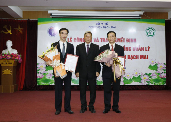 Thứ trưởng Bộ Y tế Nguyễn Trường Sơn tao quyết định và chúc mừng cùng GS Ngô Quý Châu và GS Nguyễn Quang Tuấn