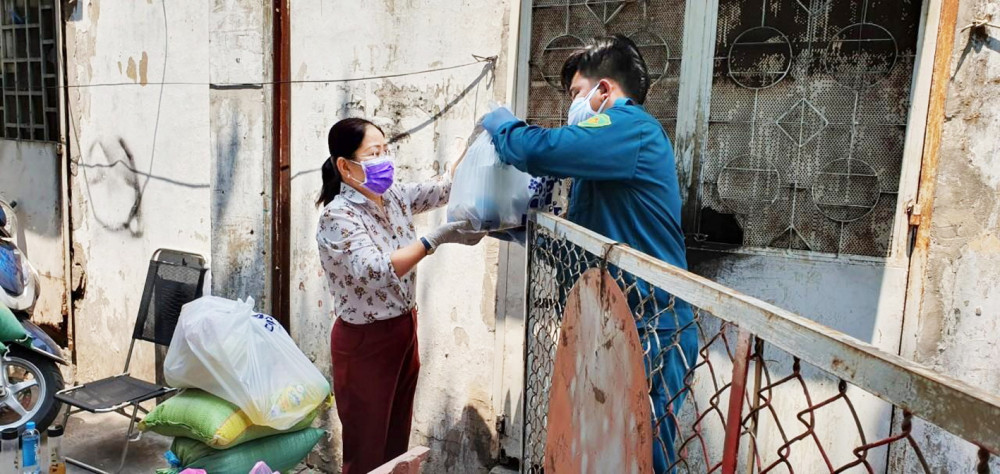 Hội LHPN Q.Gò Vấp đi chợ mua những nhu yếu phẩm thiết yếu,  rau xanh và trái cây phục vụ những gia đình đang thực hiện cách ly