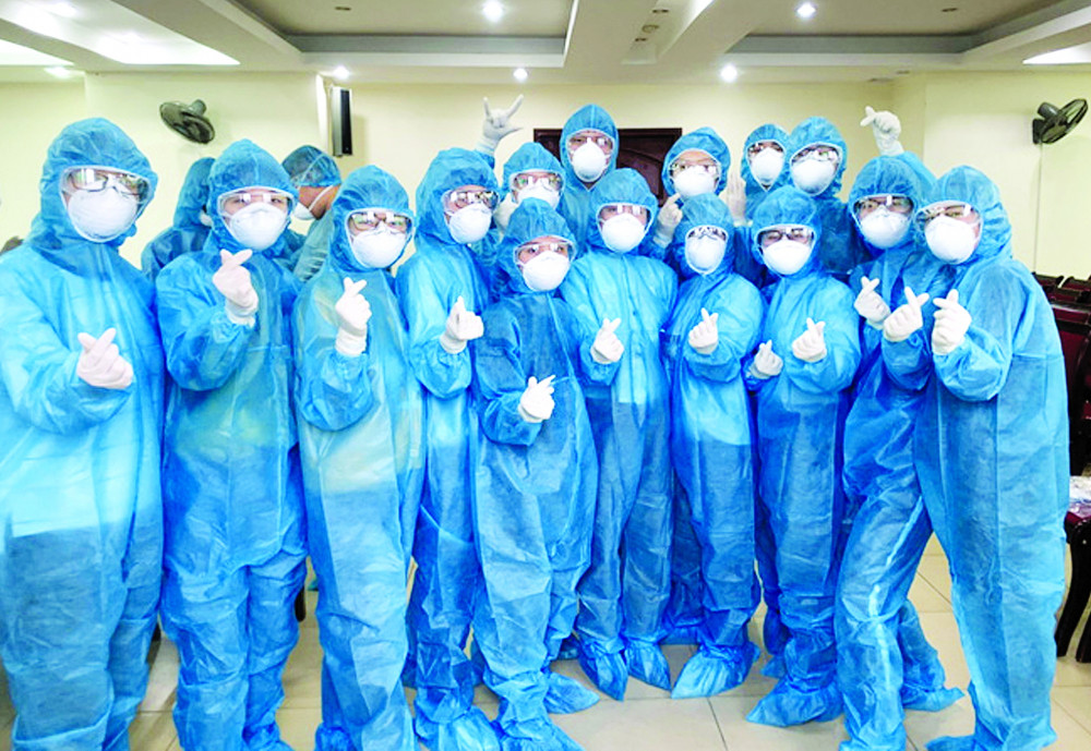 Sinh viên năm cuối Trường đại học Y Hà Nội tham gia phòng, chống dịch COVID-19 ẢNH: NAM KHÁNH