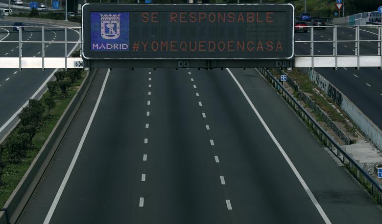 Đại lộ M-30 tại Madrid vắng bóng xe cộ qua lại. Bảng tín hiệu giao thông được dùng để khuyến cáo người dân nên ở nhà.