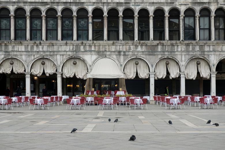 Venice là một trong những thành phố thu hút du khách của Ý. Các hàng quán cà phê ở đây luôn đông đúc. Nhưng khi dịch bệnh xảy ra, phần lớn nhà hàng đều trong tình trạng ế ẩm, không một bóng người.