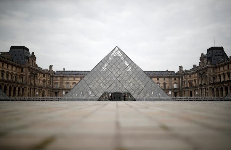 Cảnh tượng vắng lặng đến khó tin trước bảo tàng Louvre, Paris, Pháp. Đầu tháng 3, bảo tàng thông báo tạm đóng cửa trước tình hình dịch bệnh viêm phổi ngày càng lây lan rộng.