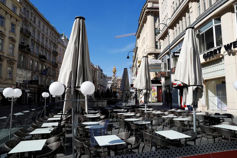 Một khu phố sầm suất tại Vienna, Áo vắng tanh khách sau lệnh đóng cửa các quán cà phê, nhà hàng, khuyến cáo người dân chỉ nên ở nhà. 