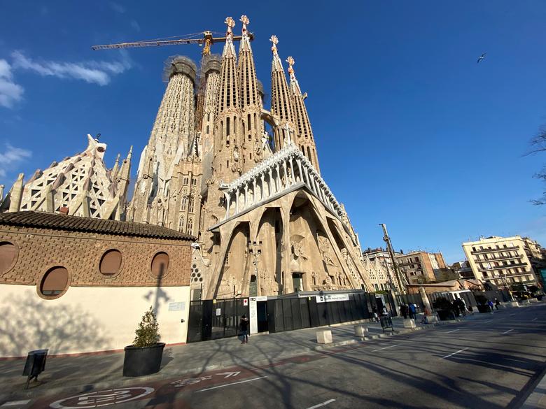 Khu vực trước Vương cung thánh đường Sagrada Familia (Barcelona, Tây Ban Nha) luôn là địa điểm được nhiều khách du lịch lựa chọn khi đến thành phố này. Nhưng khi dịch bệnh bùng phát, không một bóng người qua lại nơi đây.