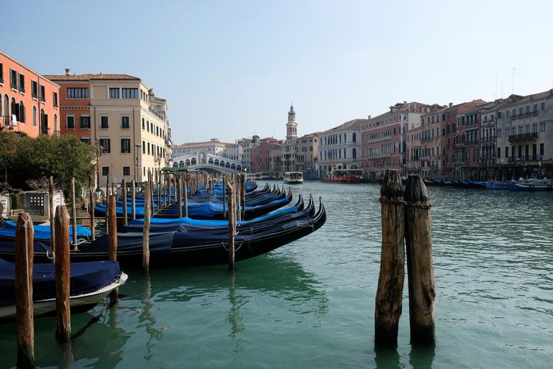 Những chiếc thuyền Gondola đặc trưng của vùng Venice nằm im lìm khi không có khách du lịch.
