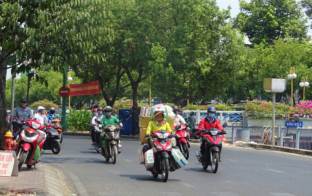 Đường dọc kênh Nhiêu Lộc - Thị Nghè dù có nhiều cây xanh nhưng vẫn thấy nắng chói chang. Ảnh: H.N