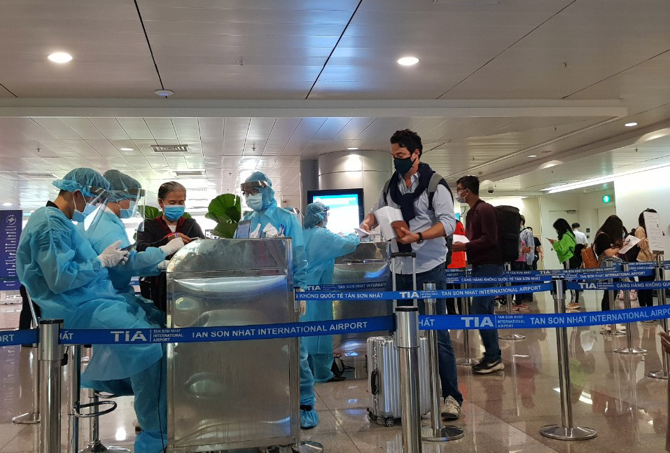 Kiểm tra khai báo y tế tại cửa khẩu sân bay Tân Sơn Nhất, TP.HCM ngày 17/3/2020