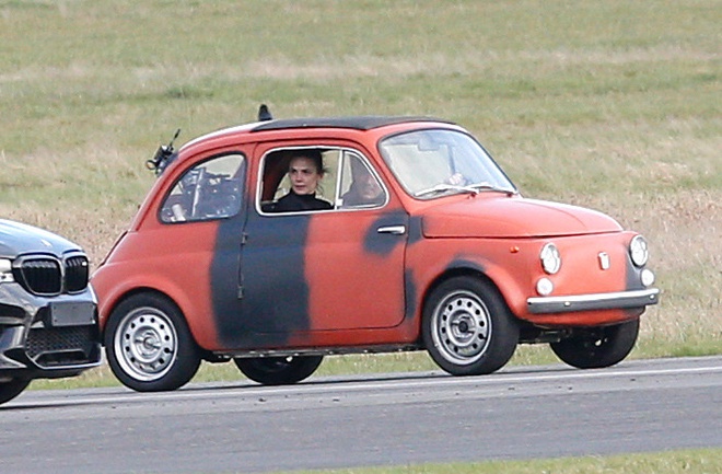 Cảnh quay trên xe Fiat 500 của Tom Cruise và Rebecca Ferguson