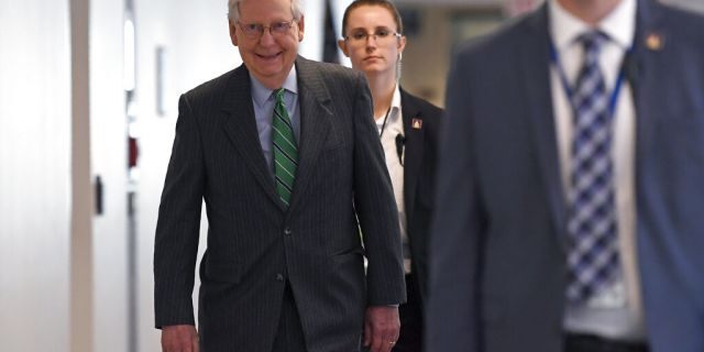 Thủ lĩnh phe Đa số Thượng viện Mitch McConnell (tiểu bang Kentucky) đến dự bữa ăn trưa bàn chính sách của đảng Cộng hòa tại tòa nhà Quốc hội Mỹ - Ảnh: AP