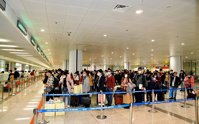 Hành khách nhập cảnh tại Sân bay Nội Bài.