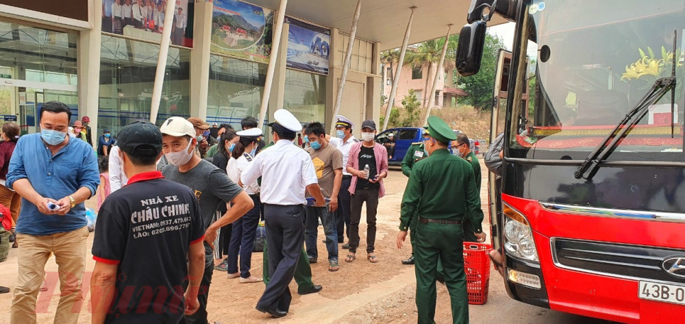 Đến khu vực quá trưa, số lượng  người Việt  đổ về qua cửa khẩu Lao Bảo mỗi lúc  một đông, tuy nhiên tình hình trật tự tại cửa khẩu Lao Bảo vẫn đảm bảo an toàn, không ềh có chuyện tranh chấp, chen lấn để tranh phiên đến làm thủ tục nhập cảnh