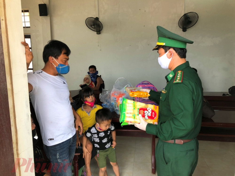 Bên trong khu vực chờ làm thủ tục cách ly gần cửa khẩu Lao Bảo, các em nhỏ còn được các chiến sĩ biên phòng tặng  thực phẩm cho gia đình và  bánh kẹo cho các cháu nhỏ