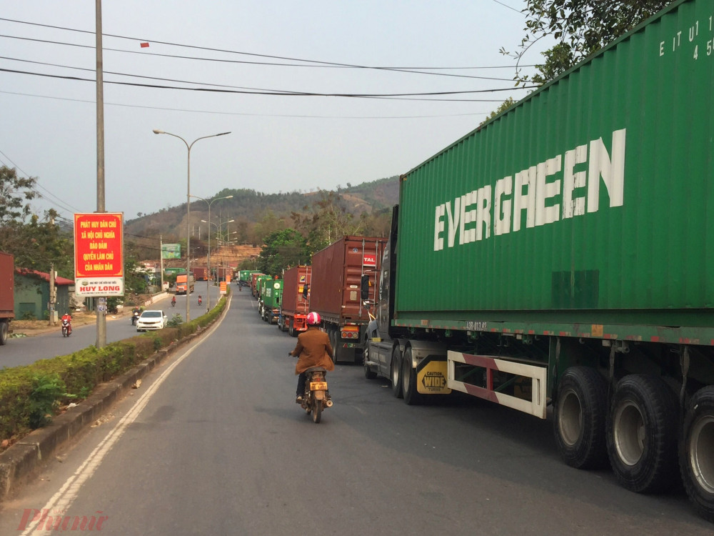 Trong lúc đó phía bên ngoài cửa khâu hàng trăm xe chở hàng trọng tải đang nối đuôi nhau chờ làm thủ  tục nhập hàng qua cửa khẩu Lao Bảo