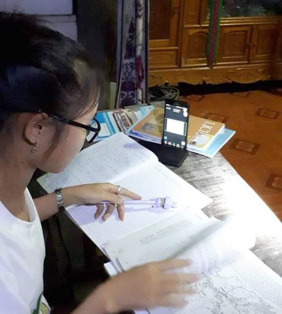 Nhiều học sinh Trường THPT Nguyễn Thị Bích còn khó khăn, không có nổi chiếc điện thoại vào mạng để học trực tuyến