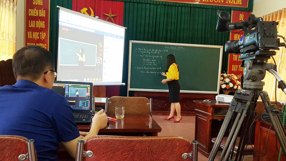 Theo thầy Thọ, việc triển khai dạy học trực tuyến còn khó khăn do nhiều học sinh không có phương tiện vào mạng