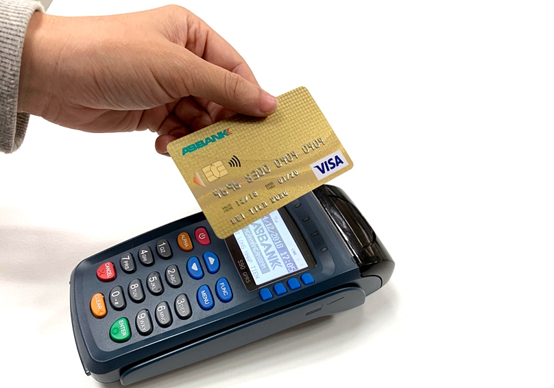 Thẻ Visa contactless cung cấp giải pháp không tiếp xúc cho người dùng khi chỉ cần đặt gần máy POS và vẫy là đã có thể hoàn tất thao tác thanh toán