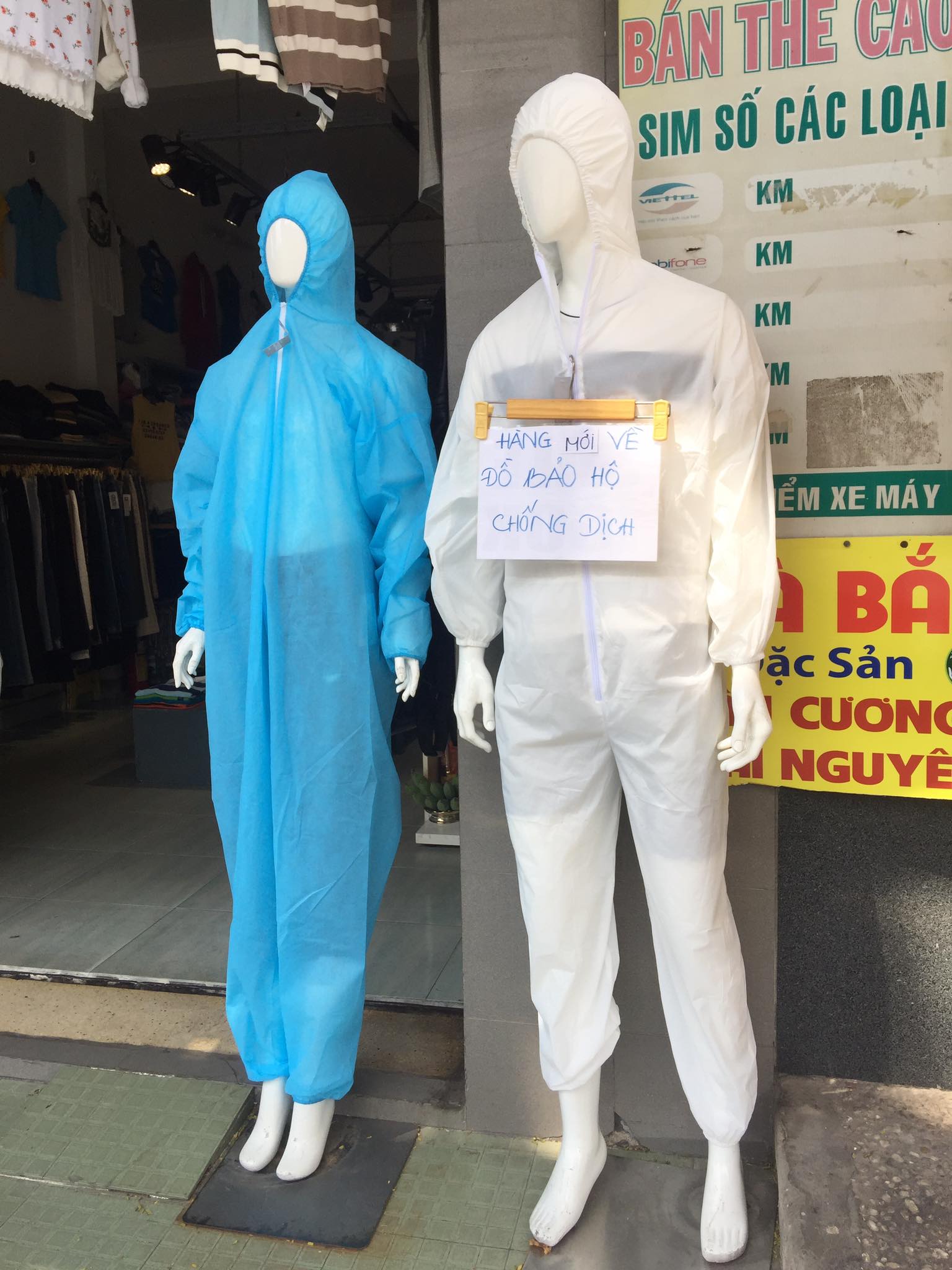 Một shop thời trang tại quận Tân Bình quảng cáo đồ bảo hộ chống dịch.