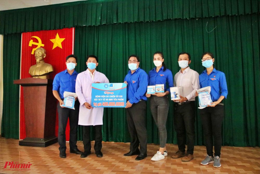 Đồng chí Ngô Minh Hải - Phó Bí thư Thành Đoàn TPHCM, Chủ tịch Hội Liên hiệp Thanh niên Việt Nam (HLHTNVN) TPHCM (thứ 3 từ trái sang) tặng quà cho bệnh viện dã chiến Củ Chi