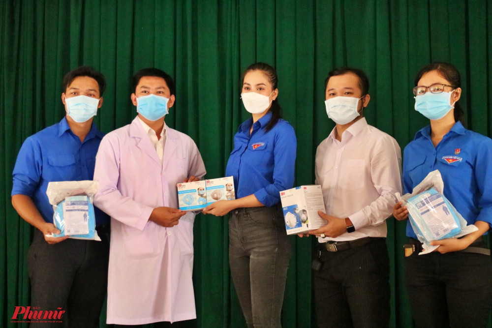 Hoa hậu Trần Tiểu Vy (thứ 3 từ trái sang) tặng khẩu trang y tế cho đội ngũ y bác sĩ