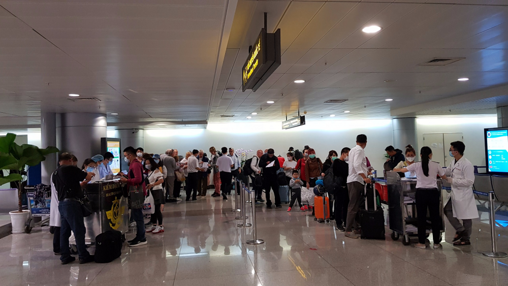 Hành khách nước ngoài tại sân bay quốc tế Nội Bài 