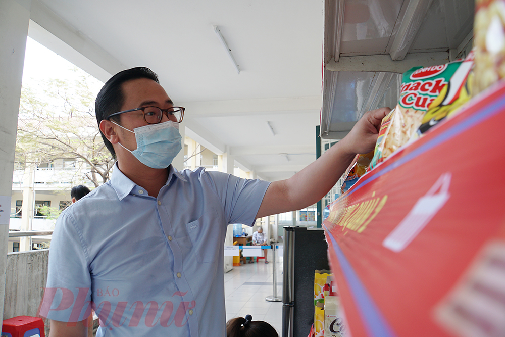 Tiến sĩ-bác sĩ Phan Minh Hoàng, Phó Giám đốc Bệnh viện quận 2, TPHCM kiểm tra lại “hàng hóa” trên các gian hàng, đảm bảo đồ ăn, vật dụng đều còn hạng sử dụng, không bị hư hỏng, cũng như cách bố trí một cách hợp lý, tiện lợi để mọi người chọn lựa.