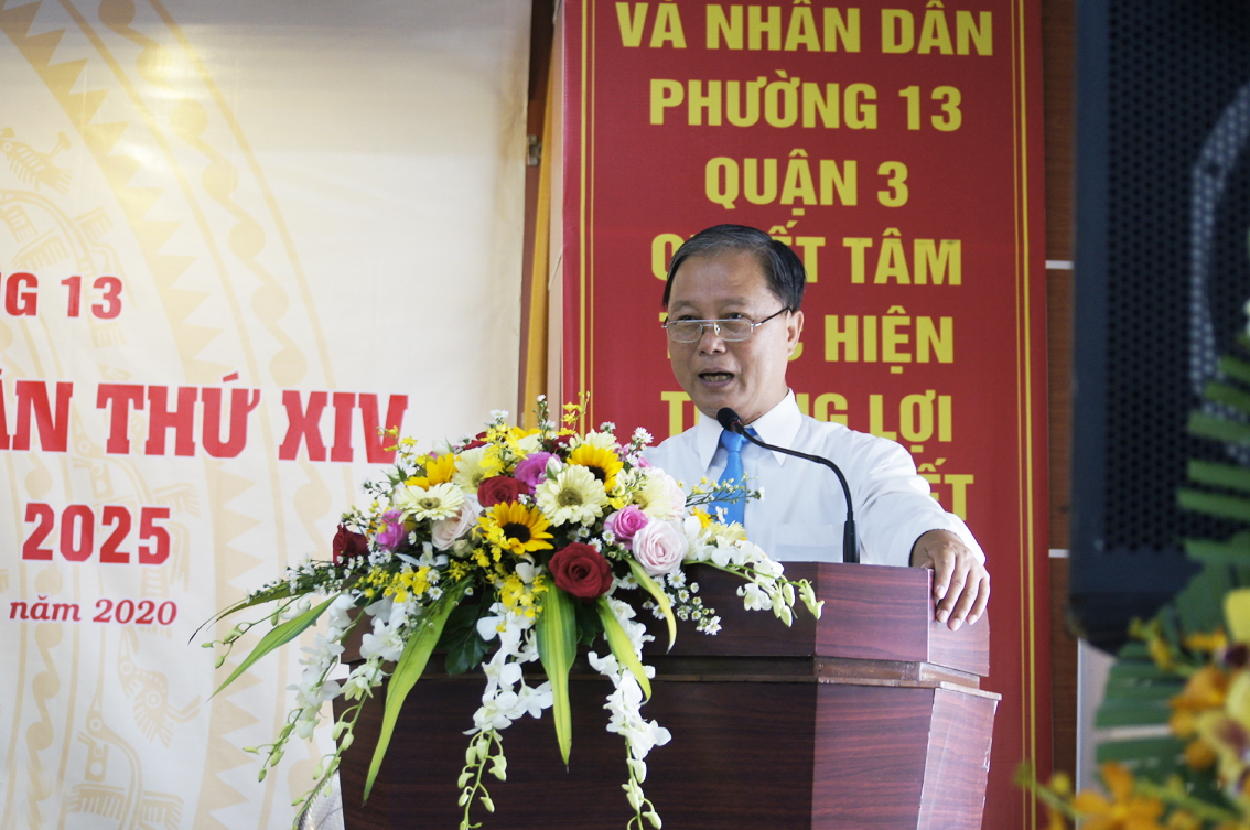 Ông Nguyễn Văn Trãi - Phó bí thư thường trực Quận ủy Q.3 phát biểu tại đại hội Đảng bộ P.13, Q.3