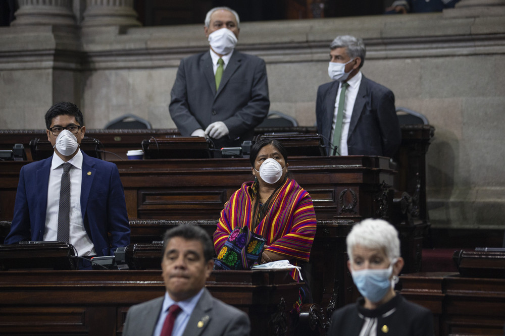 Các nhà lập pháp đeo khẩu trang để đề phòng lây lan Covid-19 trong một phiên họp Quốc hội ở Guatemala để thông qua kế hoạch cứu trợ kinh tế khẩn cấp do cuộc khủng hoảng COVID-19 gây ra. Ảnh: Moises Castillo (AP Photo).